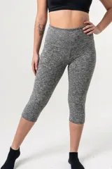 Capri deportiva de tiro alto con faja de doble tela y elástico en la cintura, confeccionada en tejido con fibra LYCRA® XTRA LIFE™.