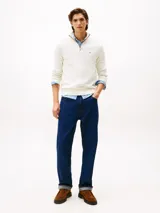 Sweater de punto color blanco confeccionado en mezcla de algodón pima y cachemira. Presenta cuello alto con cierre de cremallera de un cuarto, puños y bajo acanalados, y el logo de Tommy Hilfiger bordado en el pecho.