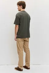 Remera de manga corta y cuello redondo, de corte clásico y color marrón.