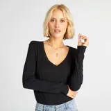 Camiseta negra de manga larga con cuello de pico.