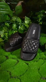 Sandalias bajas color beige con plataforma y tira ancha acolchada con diseño de rombos.