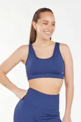 Top deportivo azul con breteles anchos, escote redondo y copas removibles.