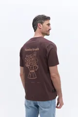 Remera de manga corta color azul grisáceo con cuello redondo y calce regular. Presenta un estampado gráfico en la espalda que combina una cafetera italiana con flores y el texto Sunday Brunch.