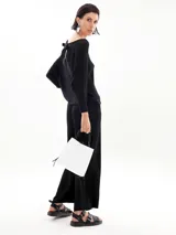 Sweater negro de lurex con escote bote y mangas 3/4.