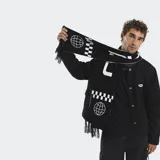 Bufanda tejida en color negro con detalles en blanco, presenta un diseño con estampado de globos terráqueos y patrones de damero. Cuenta con flecos en los extremos.