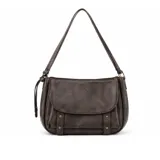 Cartera de hombro color marrón oscuro, confeccionada en cuero sintético con acabado desgastado. Presenta una solapa frontal decorada con dos tiras verticales y remaches metálicos dorados, además de una correa fija ajustable.