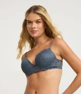 Soutien de encaje floral color azul grisáceo, con aros y copas moldeadas. Presenta breteles finos ajustables y terminaciones festoneadas en el borde inferior y superior de las copas.