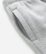 Pantalón de corte baggy confeccionado en algodón con felpa, color gris melange. Presenta cintura elástica con cordón ajustable, bolsillos laterales y bajo con regulador elástico.