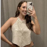 Top halter de cuero plateado con acabado metalizado, diseño estructurado con costura central vertical y bajo en punta.