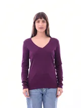 Remera básica de manga larga en tejido ribb, color negro, con escote en V.