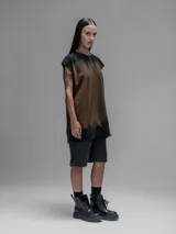 Musculosa oversize con efecto de lavado oxidado, confeccionada en algodón premium. Presenta un diseño sin mangas con costuras marcadas y un acabado desgastado en tonos oscuros.