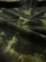 Almohadón cuadrado de lana color beige, con diseño geométrico en relieve. Relleno con funda de algodón, guata y restos textiles.