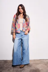 Kimono con estampado floral multicolor, mangas 3/4 y bolsillos laterales.