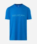 Remera deportiva de manga corta con cuello redondo, confeccionada en tejido técnico con tecnología Dry. Presenta un estampado frontal con lettering reflectante y diseño de corte regular.