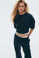 Pantalón tipo jogger de felpa color azul marino, con cintura elástica y cordón de ajuste. Presenta un corte amplio y holgado con bolsillos laterales discretos.