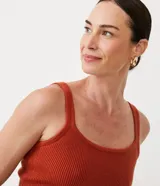 Blusa de punto acanalado color naranja, con escote en U y tirantes finos. Presenta un diseño ajustado al cuerpo.