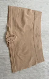 Boxer de mujer color beige, de corte ajustado y diseño sin costuras, ideal para un uso cómodo y discreto.