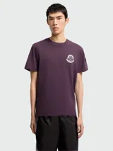 Remera de jersey de algodón color bordó, con cuello redondo, mangas cortas y parche con el logo de la marca en el pecho.