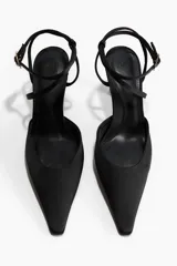 Zapatos de taco alto confeccionados en satén negro, con diseño de punta fina y taco de carrete revestido. Cuenta con tiras cruzadas y pulsera ajustable con hebilla metálica en el tobillo.