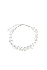 Collar de gargantilla compuesto por corazones de cristal transparente unidos por pequeñas cuentas metálicas plateadas, con cadena de extensión ajustable.
