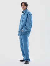 Pantalón de jean de mezclilla azul claro, corte holgado (loose) con tiro medio y pierna ancha de caída recta.