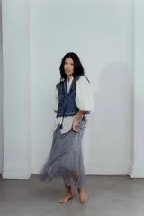 Chaleco de jean azul con bordados y estampado en el interior.