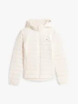 Campera puffer ligera de color blanco, de corte slim, con capucha extraíble y cierre de cremallera frontal. Cuenta con diseño tabicado, bolsillos con cierre y logo distintivo de la marca en el pecho.