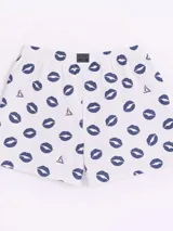 Bóxer Kevingston de algodón blanco con estampado integral de labios rojos. Cuenta con cintura elastizada y etiqueta de la marca en el frente.