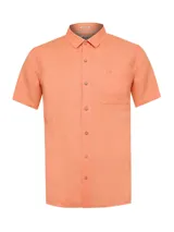 Camisa de manga corta RKF confeccionada en lino orgánico, con cuello clásico, cierre frontal con botones y un bolsillo en el pecho con logo bordado.