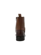 Botín de cuero color marrón de la marca RKF, modelo Bugge, con taco bajo, punta redonda y detalle de arnés con tachas y argolla metálica en el tobillo.