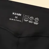 Short ciclista deportivo de tiro alto, confeccionado en tejido elástico de color negro, con costuras reforzadas y bolsillos laterales.