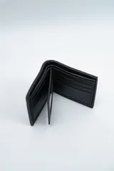 Billetera plegable de cuero sintético color negro, con múltiples ranuras para tarjetas y compartimento para billetes.