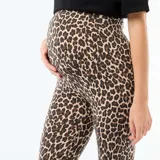 Legging de tiro alto con estampado animal print de leopardo, confeccionado en tejido elástico ajustado al cuerpo.