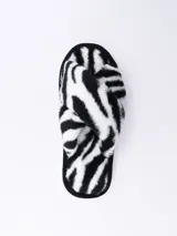 Pantuflas de piel sintética con estampado de cebra en blanco y negro.