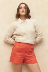 Short negro de tiro alto con bolsillos laterales y botón a tono.