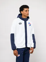 Campera de polar blanca con capucha y detalles en azul marino, con cierre frontal completo. Presenta el logo de Umbro y el escudo del Club Nacional de Football en el pecho.