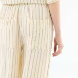 Pantalón palazzo de corte ancho, color amarillo con rayas finas verticales azules, confeccionado en mezcla de lino con cintura elástica.