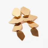 Aros colgantes dorados con piezas geométricas articuladas.
