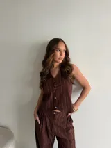 Conjunto de lino gris con diseño a rayas verticales, compuesto por un chaleco sin mangas con botones frontales y un pantalón largo de corte amplio.