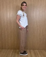 Pantalón de lino color marrón con corte barrel, tiro medio, cintura elástica con cordón de ajuste y bolsillos laterales.