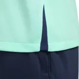 Remera deportiva Nike Dri-FIT Strike color verde agua con detalles en azul marino. Cuenta con cuello redondo, mangas cortas con diseño texturizado en los hombros y logo de Nike estampado en el pecho.