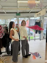 Jean de corte wide leg en color gris, con diseño de cinco bolsillos, cierre frontal con botón y costuras reforzadas.