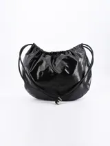 Bolso tote negro de tela brillante con fruncido superior y ajuste de cordón con pieza metálica.