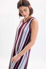 Vestido midi de punto sin mangas, con diseño de rayas verticales en tonos bordó y celeste, y cuello redondo.