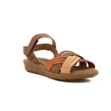Sandalias bajas de cuero color marrón con tiras cruzadas combinadas en tonos marrón, naranja y beige.