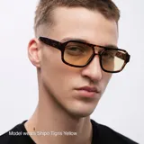 Lentes de sol unisex de aviador oversize, con montura carey y lentes amarillas polarizadas.