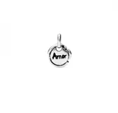 Dije plateado con forma circular y bordes irregulares, con la palabra 'Amor' escrita en cursiva.