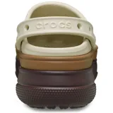 Zueco Crocs Classic Stacked con plataforma, color beige con base marrón y suela marrón oscuro.