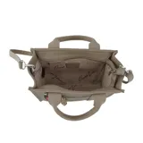 Cartera tipo tote de Las Oreiro, color beige, con doble manija superior y correa larga regulable extraíble. Presenta un bolsillo frontal con cierre, logo grabado en relieve y un charm colgante en forma de labios.