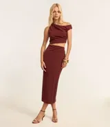 Pollera midi ajustada color borgoña, confeccionada en bengalina con fruncidos delanteros.